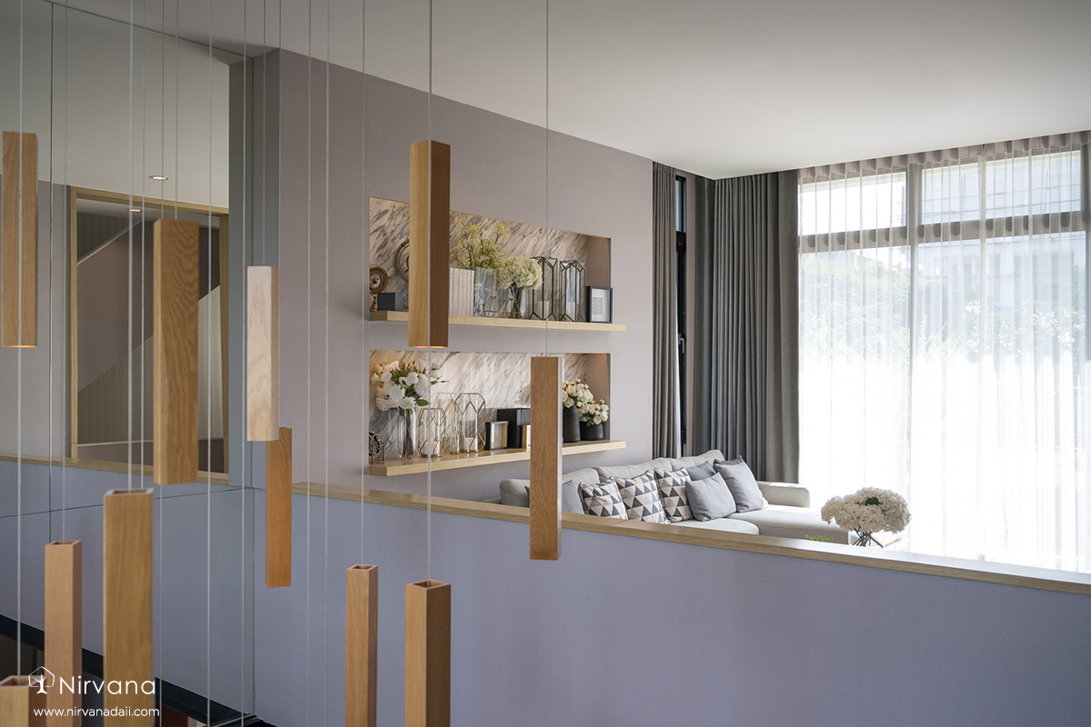 A room with a large windowDescription automatically generated