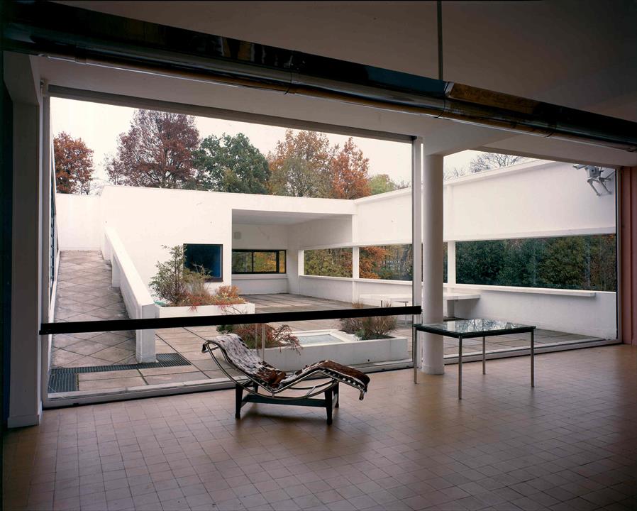 ผลงาน Le Corbusier - เก้าอี้เอนหลัง LC4 ออกแบบร่วมกับ Pierre Jeanneret และ Charlotte Perroand