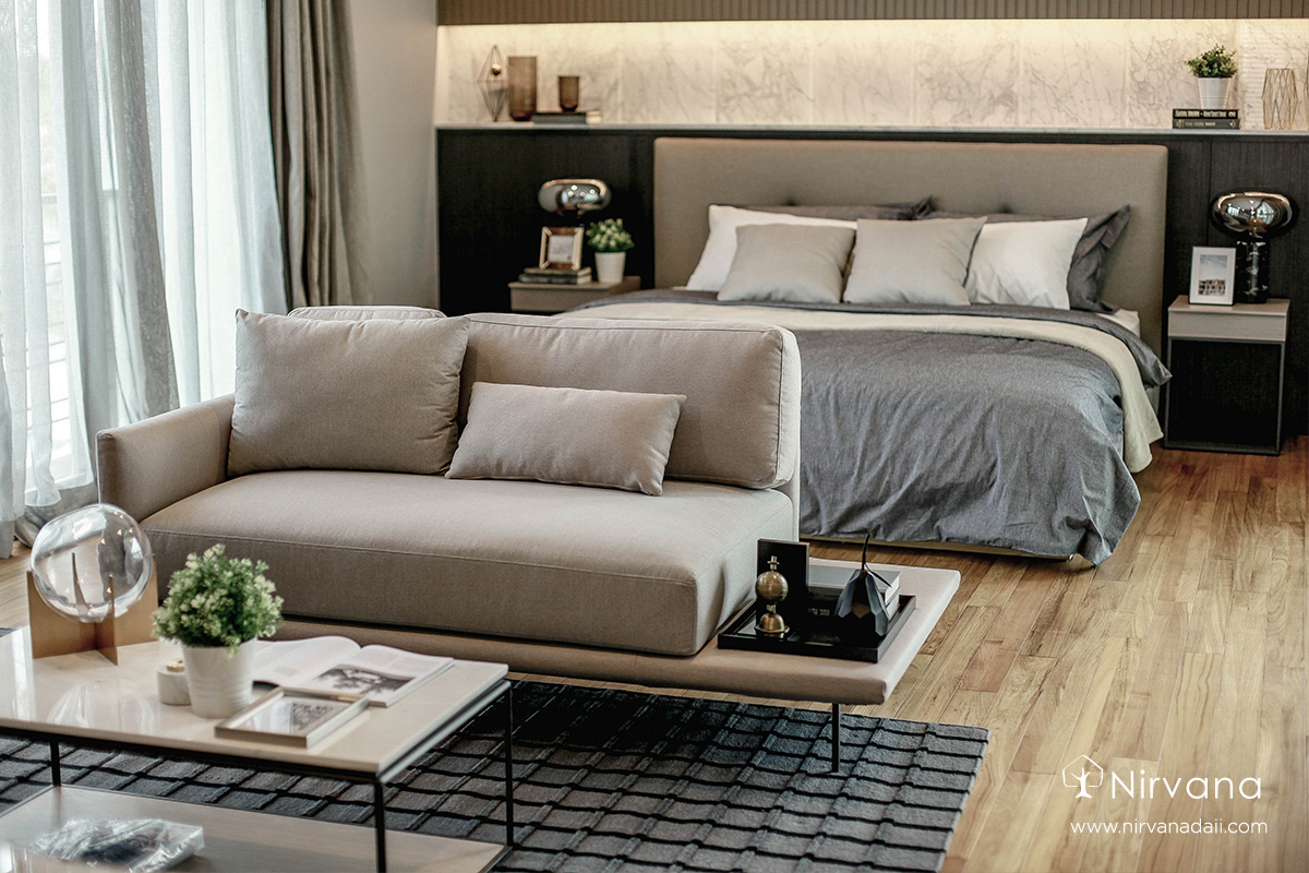 A living room with a couch and a tableDescription automatically generated